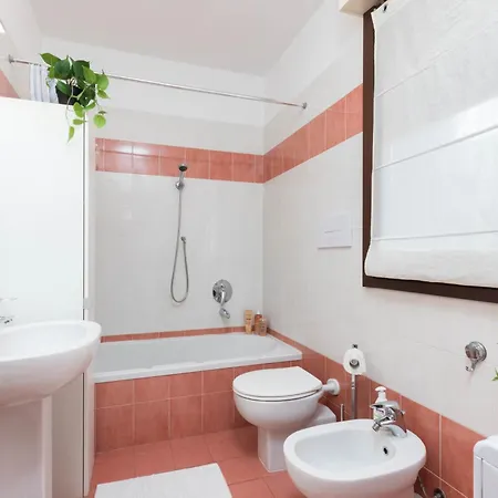 Terrace Con Parcheggio Incluso Apartamento Milão